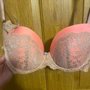 Gorgeous Salmon and light Tan lace detailed Victoria’s Secret Bra. Size 34D.